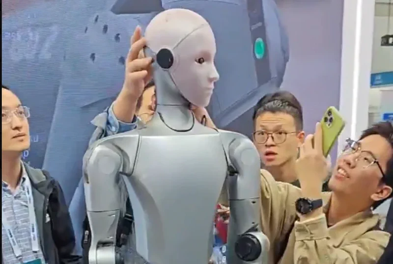Unitree H2 Humanoid Appears at IROS 2025, No LiDAR in Sight