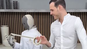 1X NEO Robot Bakes a Cake With a Star Chef