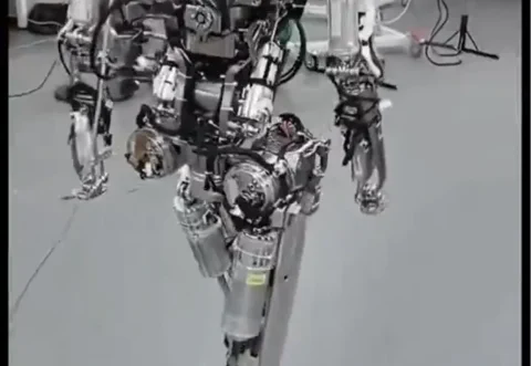 XPeng Robot Ditches Skin for a Steely Stride