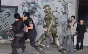 EngineAI T800 Footage Has People Fleeing in Fear