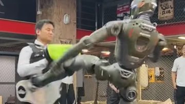 EngineAI CEO Takes a Kick From T800 Robot to Prove It's Real