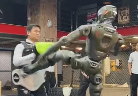 EngineAI CEO Takes a Kick From T800 Robot to Prove It's Real