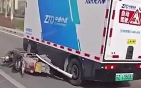 China's Robo-Vans Fear Neither Concrete Nor Motorcycles