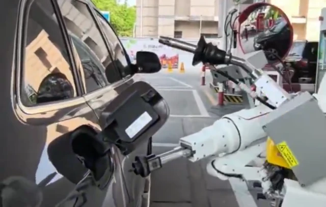 Sinopec's Robot Fills Your Gas Tank in Two Minutes Flat