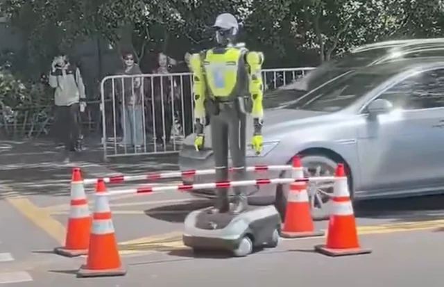 Hangzhou Deploys Robot Traffic Cops, Traffic Cones Feel Threatened