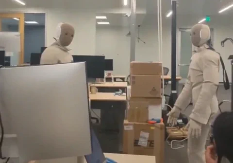1X NEO Humanoids Caught Chatting in the Lab