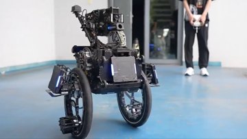 Chinese Dual-Wheeled Robot Shows Impressive Balance Skills